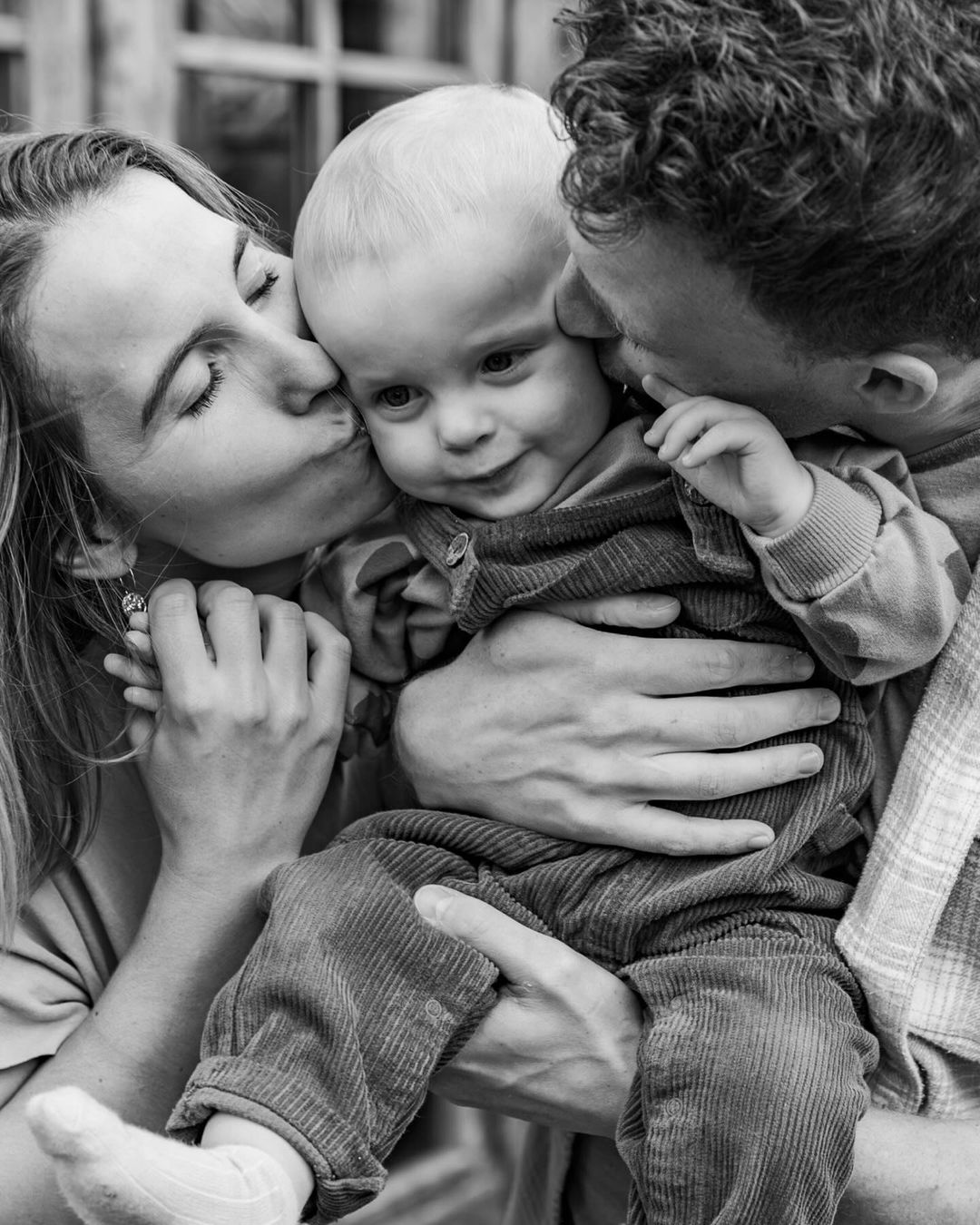 Noir et blanc 🤍

Hopelijk geven deze foto’s van dit prachtig gezinnetje wat warmte en licht in deze donkere winterse dagen 🔥

Proficiat aan kleine Géraud voor zijn 1e verjaardag 🥰 

#family #familylove #familyphotography #love #photography #firstbirthday #happybirthday #canonphotography #canon #flotografie