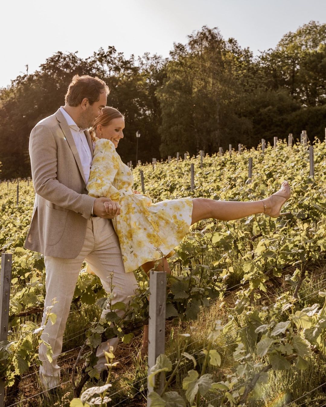 Sunshine and champagne 🌞🥂

Een paar maanden geleden kreeg ik de vraag van deze twee prachtige mensen of ik mee wou om hun driedaagse trouw vast te leggen in de Champagne. Zoooo blij dat ik dan nog vrij was en ik met volle overtuiging JA kon zeggen 😍 

Deze locatie, champagne, een schitterend koppel en dan nog met een prachtige zon, i mean… 🥹 

Hier al wat foto’s van hun eerste feestavond 🍾 Wees gerust, er komen nog! 🙈 

Cheeeers and enjoy! 🥂

Weddingplanner & flowers: @twigs_and_roses 
Make-up & hair: @katleendemulder 

#wedding #weddingvibes #love #champagne #loveandchampagne #sunshine #smile #royalchampagne #amour #weddingphotography #photography #canon #canonphotography #flotografie