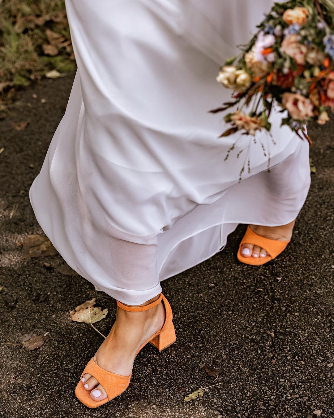 Soms kunnen details een heel verhaal vertellen ✨ 

Heerlijk om mijn trouwseizoen te mogen afronden met deze twee toppers! @mariekenaudts Bedankt dat ik erbij mocht zijn! 💖💖

TEAM 🫶🏼: 
Weddingplanner: @lieooh_events 
Bloemen: @bloemen_chris_assebroek @bloembinderijnaudts 
Locatie: @brouwerij_haeseveld 
Mua: @skinside 
Catering: @art_and_food_catering 
Biertjes: @boerbloem
Videograaf: @geraldine.vcb